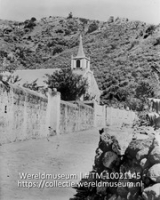 Straatgezicht met een kerk op Saba; Straatje en kerk in The Bottom, Saba (Collectie Wereldmuseum, TM-10021145)