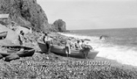 Saba. Landingsplaats Fort Bay; Een landingsplaats voor boten aan een stenenstrand (Collectie Wereldmuseum, TM-10021146)