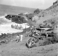 Landingsplaats op Saba; Een landingsplaats op het strand voor roeiboten die passagiers vervoeren vanaf een groter schip (Collectie Wereldmuseum, TM-10021148)