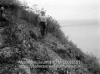 Een steilie helling met bouwland wat wordt bewerkt door een arbeider; Saba. Steile helling met bouwland (Collectie Wereldmuseum, TM-10021151)