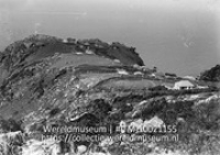 Dorpsgezicht op een landtong op Saba; Ssaba. Gezicht op Mary's point (Collectie Wereldmuseum, TM-10021155)