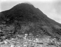 Saba, Windwardside van den mountaintop af gezien; Stadsgezicht, gelegen in een vallei met op de achtergrond een berg gezien vanaf een bergtop (Collectie Wereldmuseum, TM-10021156)
