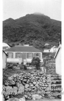 Saba. The mountain, gezien van Windwardside; Zicht op een berg vanuit de stad, op de voorgrond een aantal woningen op de beginnende berghelling (Collectie Wereldmuseum, TM-10021163)