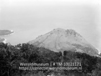 Saba. Kustgezicht met berg in zee bij Windwardside; Kustgezicht met een berg en zee op Saba (Collectie Wereldmuseum, TM-10021171)