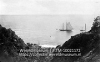 Saba. De haven te Fort Bay; Havengezicht met twee schepen op de reede (Collectie Wereldmuseum, TM-10021172)
