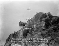 Saba. Steile kust met rotsen en rots in zee. 'De Torrents'; Steile kust met rotsen en een kleinere rots in zee (Collectie Wereldmuseum, TM-10021173)