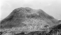 Uitizicht over een vallei met woningen op Saba. Booby Hill en Windwardside, gezien van de top van The Mountain (Collectie Wereldmuseum, TM-10021179)