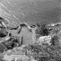 Een trap die vanaf de berghelleing naar de baai leidt; Ladderbaai, Saba, met wenteltrap van beton (Collectie Wereldmuseum, TM-10021181)