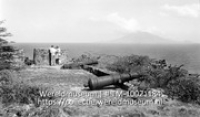 Uitzicht over zee gezien vanaf een fort op Sint Eustatius, in de verte ligt St. Kits; St. Eustatius. Fort de Windt (bij White Wall). Op de achtergrond St. Kits (Collectie Wereldmuseum, TM-10021184)