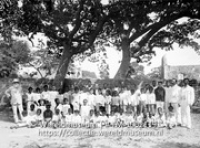 St Eustatius. Schoolkinderen voor gemeente school in Oranjestad; Een schoolfoto van leerlingen en docenten van de Gemeente School in Oranjestad (Collectie Wereldmuseum, TM-10021191)