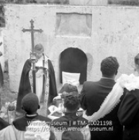 Rooms-Katholieke begrafenis op het kerkhof van de ruine van de Nederlands Hervormde Kerk te St. Eustatius (Collectie Wereldmuseum, TM-10021198)