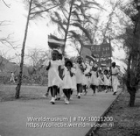 Koninginnedag St Eustatius.Optocht van schoolkinderen die op Koninginnedag de administrateur een aubade gaan brengen (Collectie Wereldmuseum, TM-10021200)