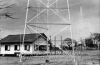 Het radiostation, St. Eustatius; Een radiostation met daarnaast een zendmast op Sint Eustatius (Collectie Wereldmuseum, TM-10021217)