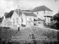 St. Eustatius. Woning van de Oud Gezaghebber; Een grote woning met bijgebouwen op Sint Eustatius; Huis van Simon Doncker. Vroeger zogenaamd de Graaff's House. Nu museum (Collectie Wereldmuseum, TM-10021233)