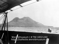 St. Eustatius; Het eiland Sint Eustatius gezien vanaf zee (Collectie Wereldmuseum, TM-10021240)