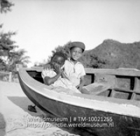 Kinderen in een vissersbootje.; Portret van twee kinderen in een vissersboot; Portrait of two children in a fishing boat (Collectie Wereldmuseum, TM-10021255)