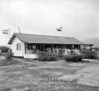 Stationsgebouw van het vliegveld van Sint Maarten.; Vliegveld; Airport (Collectie Wereldmuseum, TM-10021275)