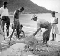 Vissers op het strand van Great Bay.; Vissers met hun netten op het strand; Fishermen at the beach around their nets (Collectie Wereldmuseum, TM-10021281)