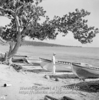 St. Maarten. Vissersboten aan de Simson-baai.; Vissersboten op het strand; Fishing boats at the beach (Collectie Wereldmuseum, TM-10021282)