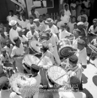 The Wilberforce Steel Band making music in front of the house of the commander of the Windward Islands (Collectie Wereldmuseum, TM-10021312)