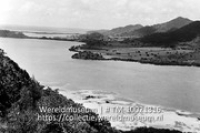 Simson Bay vanaf de top van Meschrine Hill.; Gezicht over de Simsonbaai; View over Simson Bay (Collectie Wereldmuseum, TM-10021316)