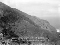 Saba. Berghelling. Zwavel mijnen terrein Alveridge; Ee nberghelling met daaronder zwavelmijnen langs de kust van Saba (Collectie Wereldmuseum, TM-10021350)