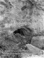 Ingang van een zwavelmijn bij Hellgate, Saba; Ingang van een zwavelmijn (Collectie Wereldmuseum, TM-10021352)