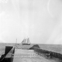 De 'Blue Peter' op de reede van Saba; Een zeilschip op de reede van Saba (Collectie Wereldmuseum, TM-10021358)
