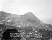 Saba. The Bottom vanaf The Mountain gezien; In een vallei gelegen stad met op de achergrond de zee (Collectie Wereldmuseum, TM-10021366)