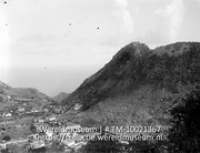 Saba. The Bottom vanaf The Mountain gezien; Zicht over in een vallei gelegen stad op Saba (Collectie Wereldmuseum, TM-10021367)