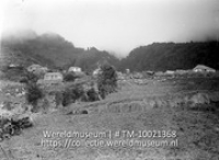 Saba. Landschap met hisjes. Marypoint; Een mistig landschap met huisjes in een vallei op Saba (Collectie Wereldmuseum, TM-10021368)