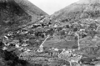 Saba. Boven in de bergen liggen de dorpjes. The Bottom; Overzicht over een stad, gemaakt vanaf een berghelling (Collectie Wereldmuseum, TM-10021370)