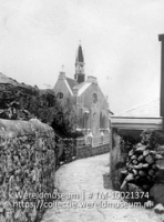 R.K. kerk op Saba; Een Rooms-katholieke kerk gelegen aan een pitoresk slingerende straat (Collectie Wereldmuseum, TM-10021374)