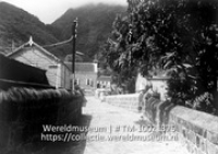 Dorpsstraatje op Saba; Een nauwe straat op Saba gesitueerd in een heuvelachtig landschap (Collectie Wereldmuseum, TM-10021375)
