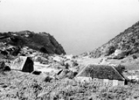 Saba. Windwardzijde; Woningen op een helling liggend aan zee op Saba (Collectie Wereldmuseum, TM-10021378)