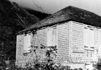 Verlaten huis, the Bottom, Saba; Een verlaten huis aan de Wilhelmina straat op Saba (Collectie Wereldmuseum, TM-10021379)