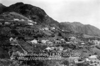 Saba. Gezicht op St. John's village; Een dorp bestaande uit woningen met erf gelegen op een heuvelrug (Collectie Wereldmuseum, TM-10021380)