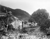Saba. Man bij armoedige negerwoning; Een man voor een kleine vervallen houten woning in een berglandschap (Collectie Wereldmuseum, TM-10021381)