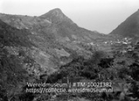 Saba. Gezicht op een dorpje in de vlakte; Een bergachtig landschap met in de verte een dorp gelegen in een vallei (Collectie Wereldmuseum, TM-10021382)