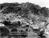 Windwardside, Saba. Gezicht op Windwardside, de bewoonbare plaats van Saba; Stadsgezicht van een bewoonbaar deel van het rotsachtige eiland Saba (Collectie Wereldmuseum, TM-10021383)