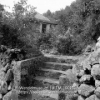 Woning op Saba; Een stenen trap die leidt naar een woning (Collectie Wereldmuseum, TM-10021386)