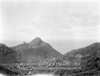 Gezicht op The Bottom, Saba; Zicht over een in een vallei gelegen stad op Saba met op de ahtergrond de zee (Collectie Wereldmuseum, TM-10021397)