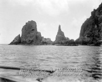 Saba. Steile rotsen in zee bij de Torrents; Steile en puntige rotsen in zee (Collectie Wereldmuseum, TM-10021403)
