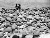 Saba. Stenen aan het strand te Marypoint; Twee kinderen op een stenen strand (Collectie Wereldmuseum, TM-10021404)