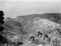 Saba. Heuvelterrein bij zee; Een heuvelachtig gebied aan zee (Collectie Wereldmuseum, TM-10021405)