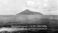 Saba van uit zee gezien; Het eiland Saba vanuit zee gezien (Collectie Wereldmuseum, TM-10021406)