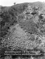 Saba. Kale rotsen met afgevallen steenstukken, bij Fort bay landing; Kale, steile rotsen met afgebrokkelde steenstukken op Saba (Collectie Wereldmuseum, TM-10021414)