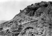 Saba. Het beklimmen der trap die naar de bergtop leidt; Twee mensen beklimmen de trap die naar de bergtop leidt (Collectie Wereldmuseum, TM-10021416)
