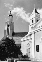 Oranjestad, Aruba. De oude en de nieuwe Protestantse kerk (Collectie Wereldculturen, TM-10021479)