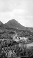 Aruba. Hooiberg, gezien van Canashito (links de Seroe Biento) (Collectie Wereldculturen, TM-10021488)